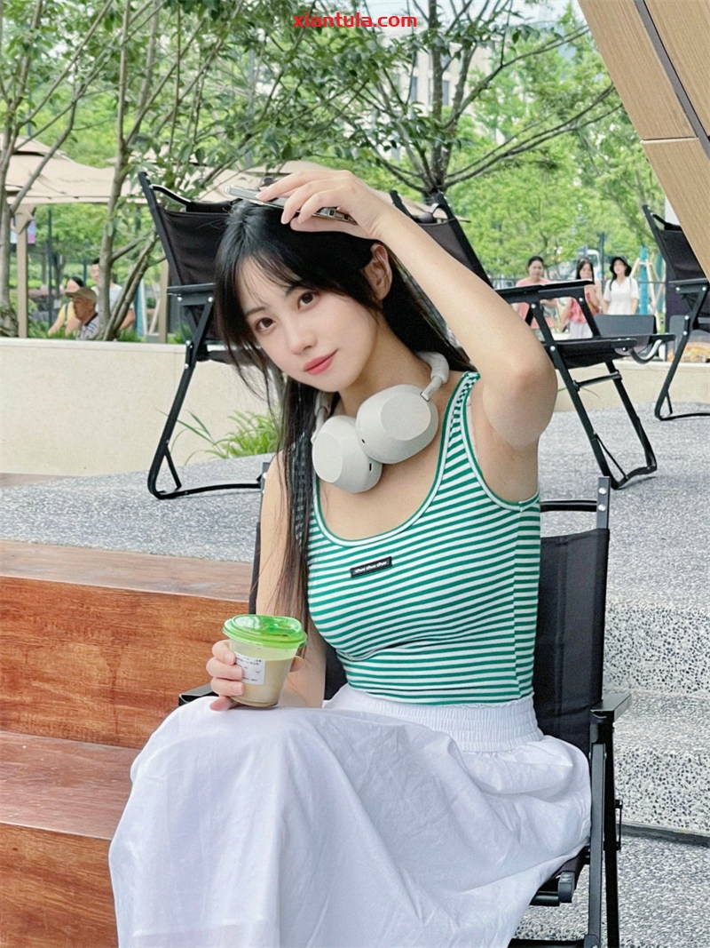 念雪ww图片全分享，蓝色睡袍纵享丝滑惹怜爱