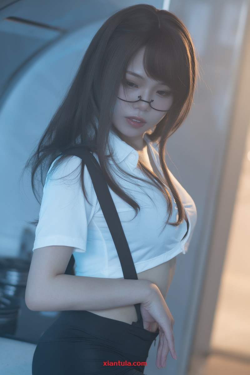 七月喵子图片免费鉴赏，双手向下压壁纸收获好评