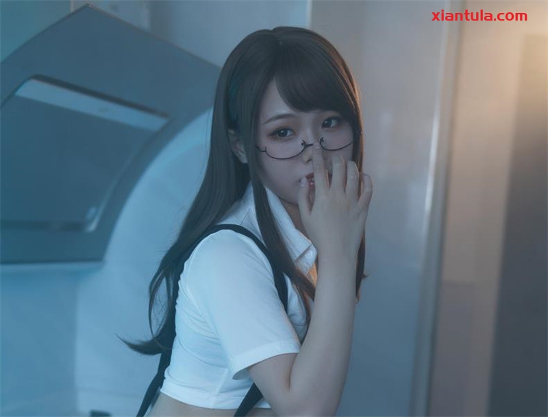 七月喵子图片免费鉴赏，双手向下压壁纸收获好评