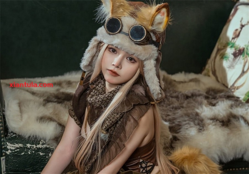 七月喵子图片免费鉴赏，双手向下压壁纸收获好评