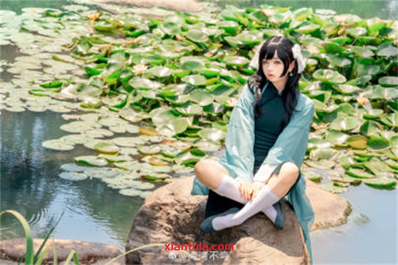 湾湾不弯图集全图分享，热情的荷花池少女