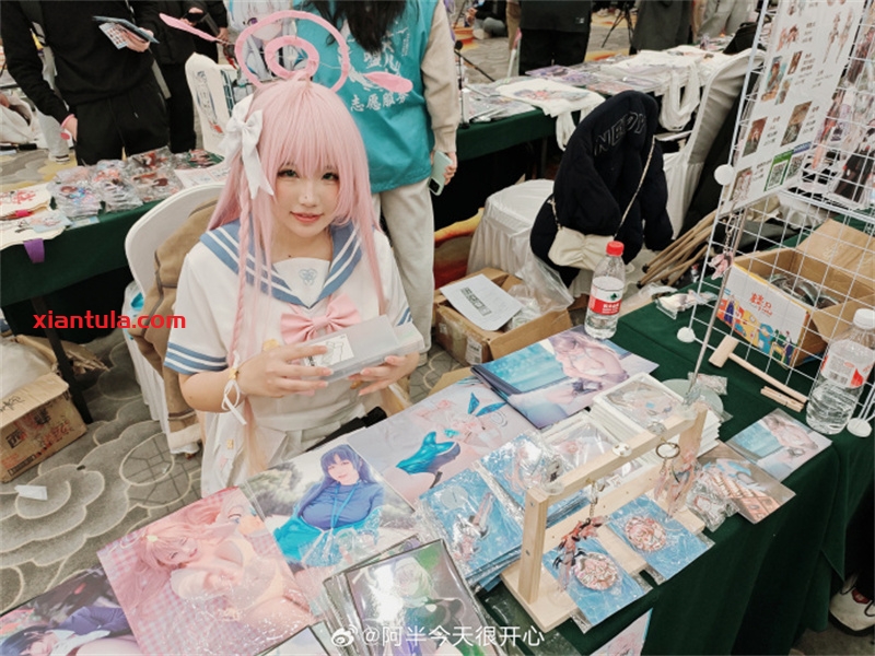 阿半今天很开心：从萌系猫耳到深海触手，她如何成为甜心顶流？