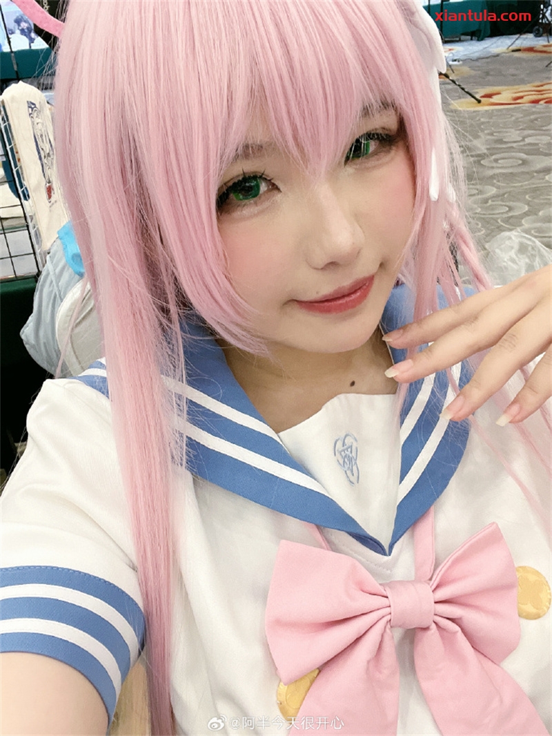 阿半今天很开心：从萌系猫耳到深海触手，她如何成为甜心顶流？