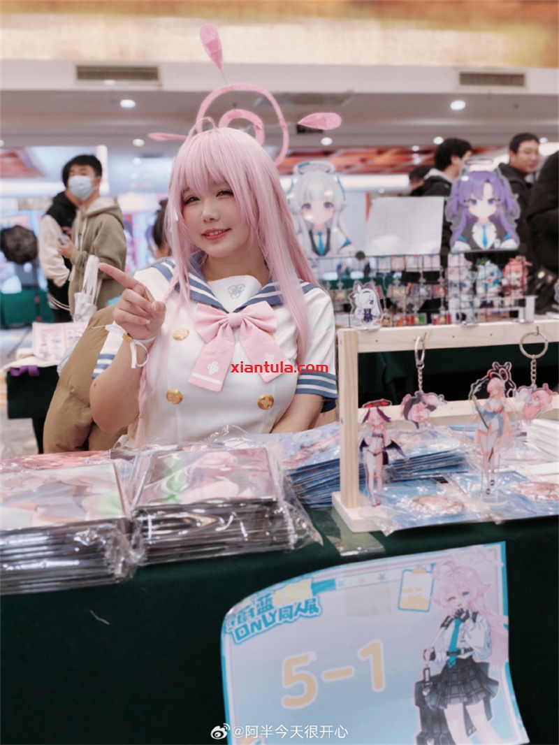 阿半今天很开心：从萌系猫耳到深海触手，她如何成为甜心顶流？