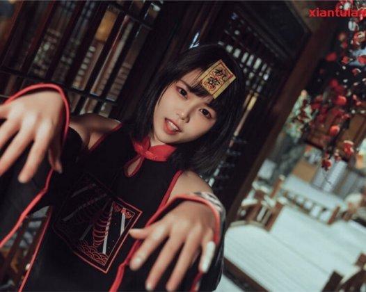 七月喵子图片免费鉴赏，双手向下压壁纸收获好评