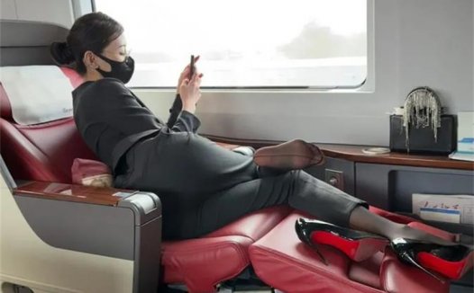 脸红dearie微密高铁图片更新，让人眼前一亮