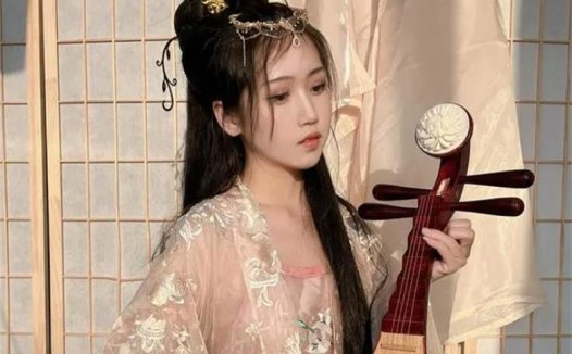 不呆猫：从普通古风女孩崛起，她的成长之路与近期黑料事件