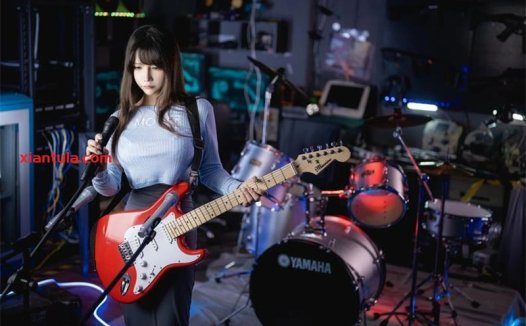 抱走莫子a：风格多变的胶衣与她的创作之旅（附图片赏析）