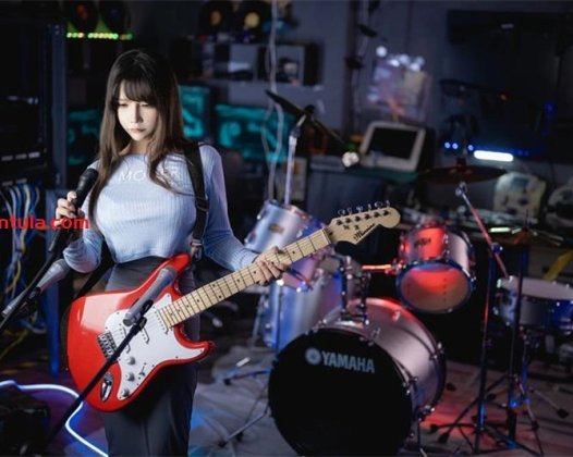 抱走莫子a：风格多变的胶衣与她的创作之旅（附图片赏析）