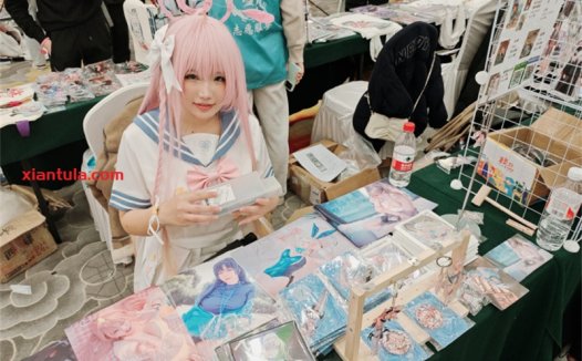 阿半今天很开心：从萌系猫耳到深海触手，她如何成为甜心顶流？