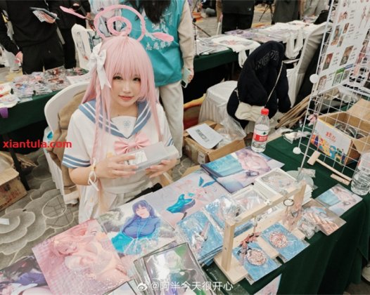 阿半今天很开心：从萌系猫耳到深海触手，她如何成为甜心顶流？